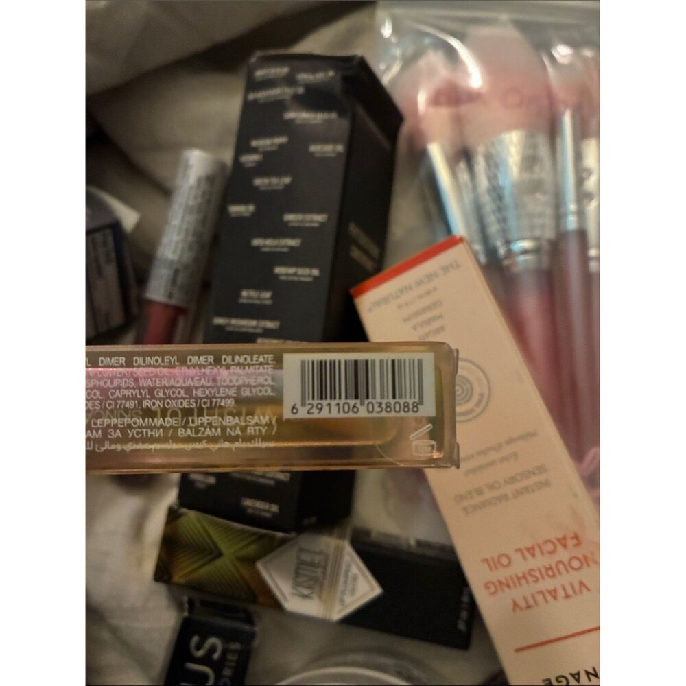 $10 SALE 💋Huda Beauty Silk Balm Hydrating & Nourishing Lip Balm – Queen Bee - Picture 2 of 3